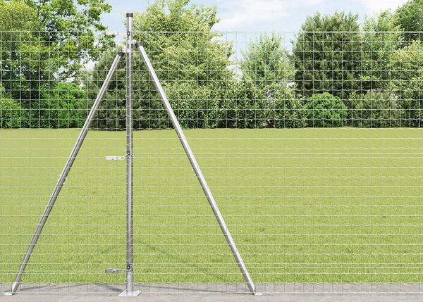 Z&aacute;hradn&yacute; plot z kovov&eacute;ho pletiva so stĺpikmi.