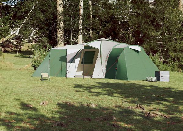 Veľký rodinný stan s kempingovým vybavením v prírode.