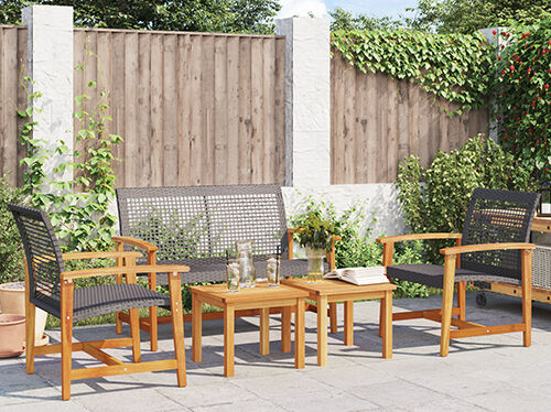 Siv&aacute; čal&uacute;nen&aacute; 2-miestna pohovka v &scaron;t&yacute;lovej sp&aacute;lni. Kliknite sem a pozrite si v&yacute;robky.