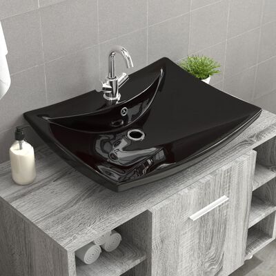 Čierne luxusné keramické umývadlo v tvare obdĺžnika s prepadom a otvorom na batériu