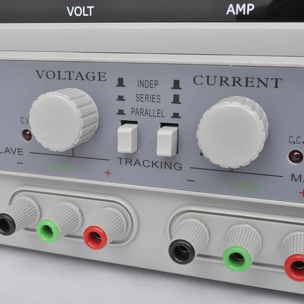 Nastaviteľn&yacute; nap&aacute;jac&iacute; zdroj s tromi v&yacute;stupmi a 4 LED displejmi 30V 5A