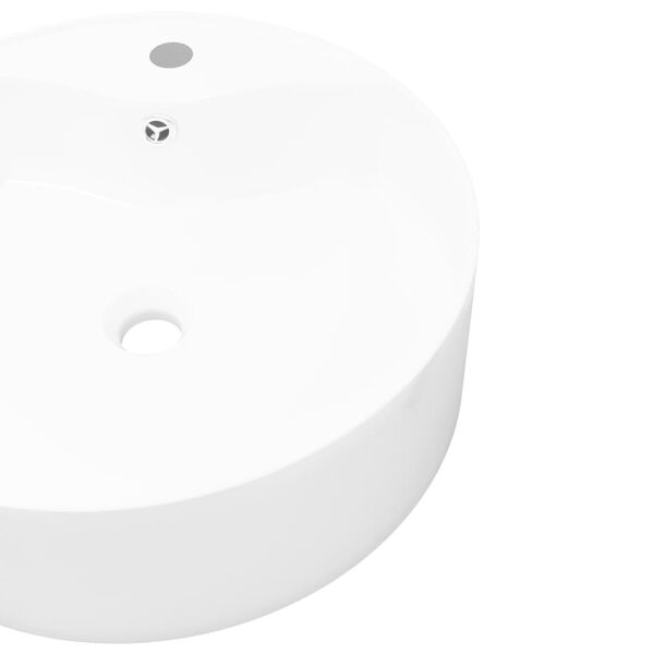 Biele okrúhle keramické umývadlo do kúpeľne s otvorom na batériu