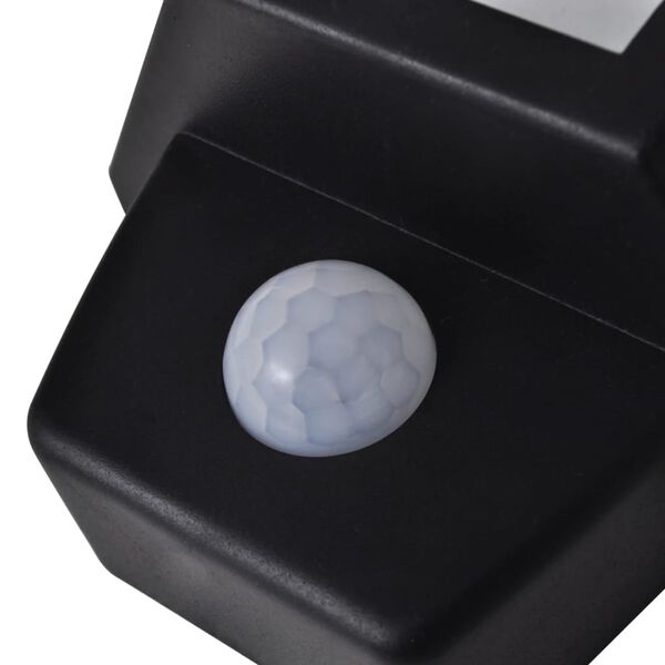 Sol&aacute;rne n&aacute;stenn&eacute; svietidlo s pohybov&yacute;m senzorom