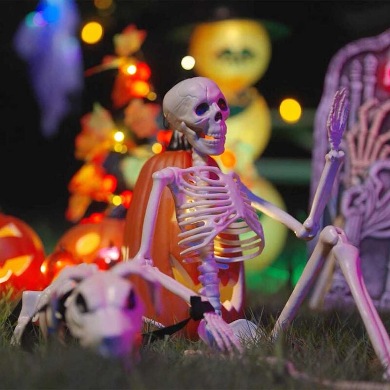 Biela súprava halloweenskych kostier vystavená vonku