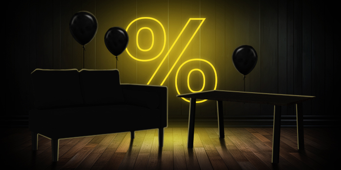  Čierna pohovka a drevený stôl s čiernymi balónmi pred jasne žltým znakom percenta na tmavej drevenej podlahe.