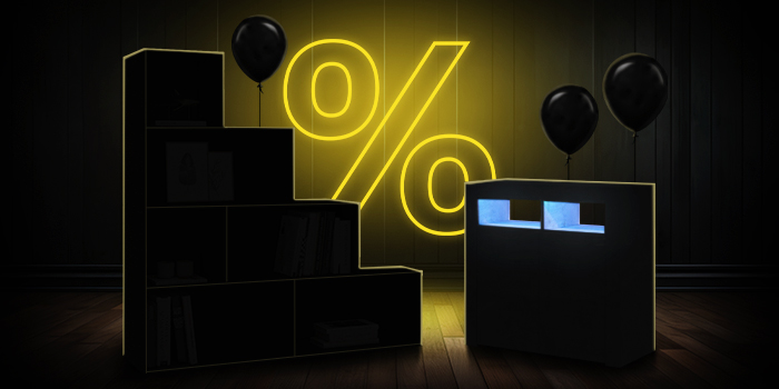  Čierne modulárne úložné jednotky s čiernymi balónmi pred jasne žltým znakom percenta na tmavej drevenej podlahe.