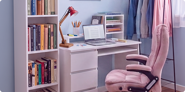 Moderný študentský priestor na učenie s bielym písacím stolom, ergonomickou kancelárskou stoličkou, notebookom, knižnicou, úložnou skrinkou a vešiakom na oblečenie vo svetlej, usporiadanej spálni navrhnutej na pohodlné štúdium a každodenný študentský život.
