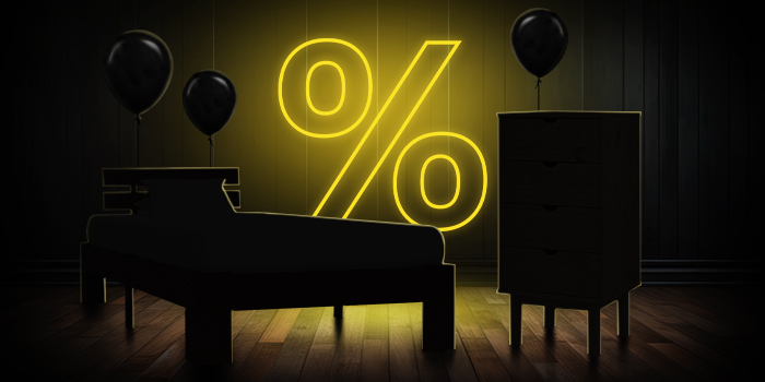  Čierna posteľ a komoda s čiernymi balónmi pred jasne žltým znakom percenta na tmavej drevenej podlahe.