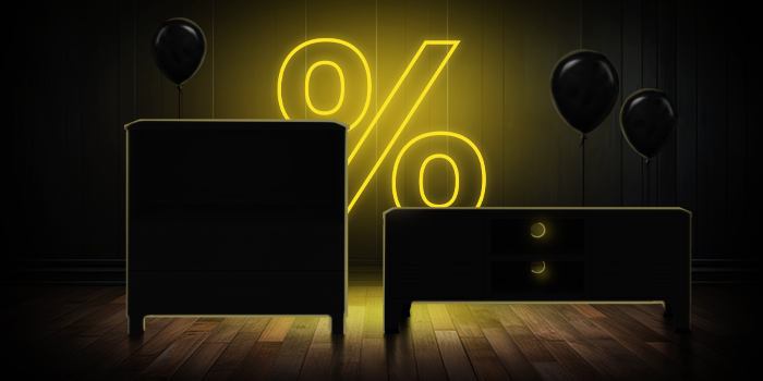 Čierna komoda a TV konzola s čiernymi balónmi pred jasne žltým znakom percenta na tmavej drevenej podlahe.