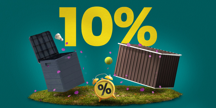 Banner zobrazujúci dve vonkajšie úložné boxy, koberec, trávu a žltý budík s veľkým žltým textom „10%“.