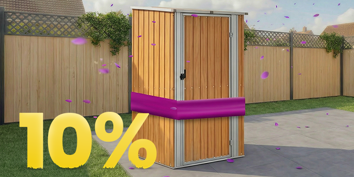 Drevený záhradný domček pod altánkom na slnečnej terase, s kvetmi a plotom, s bannerom jarnej akcie 10%.