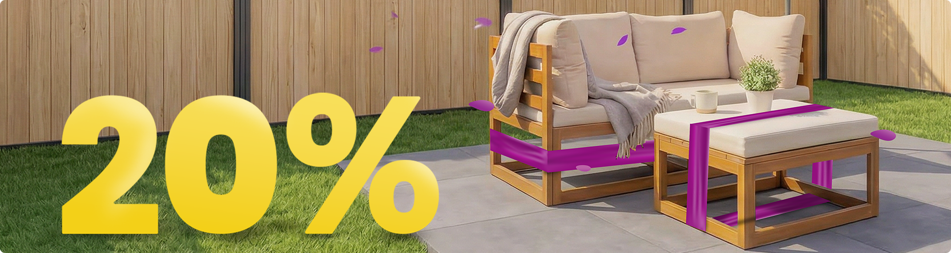 Drevená záhradná pohovka s béžovými vankúšmi a stolíkom pod slnečníkom na slnečnej terase, s kvetmi a plotom, s bannerom jarnej akcie 20%.