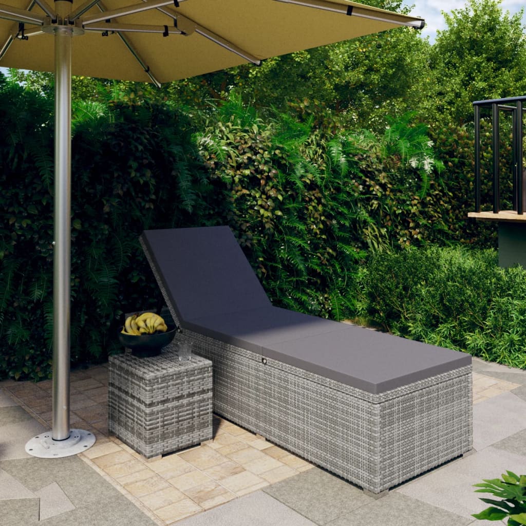 vidaXL Záhradné ležadlo s vankúšom a čajovým stolíkom sivé polyratanové